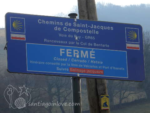 winter closure sign saint jean pied de port roncesvalles